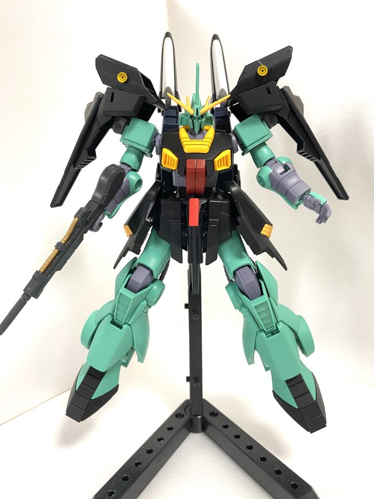 全体像

変更点
・ガンダムフェイスに変更
・肩部スラスター兼アーマー追加:ZZⅡとジャンクパーツで構成
・腰部装甲変更:前部ZZⅡとジャンク、側部ZZⅡの脚部パーツ、後部リックディアスの腰部パーツ
・バックパック:ZZⅡ足部とジャンクパーツ