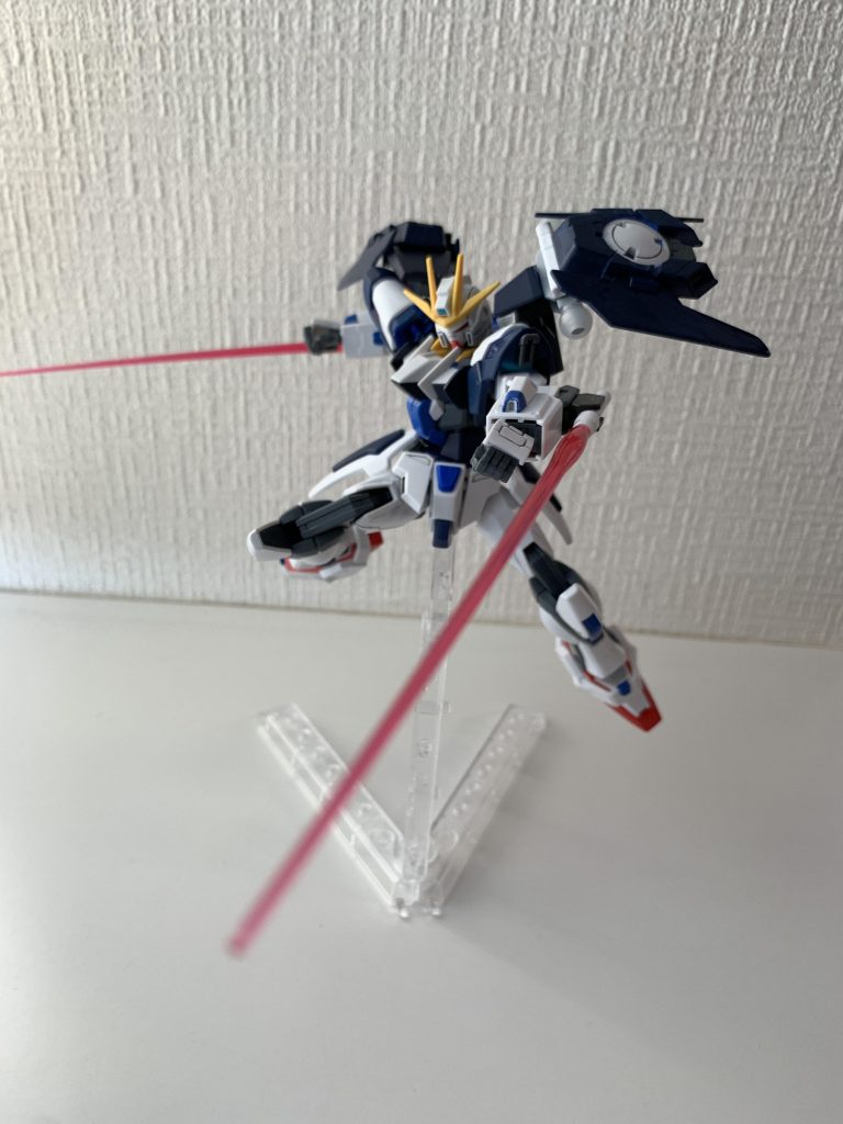 ちょっとぶれてますが、ビームトンファーを発振して。非常時用っていう設定なのでバックパックその他は外してあります。自分はなんだかんだこれが一番好きだったり。