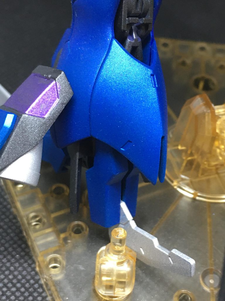 脚の刃が可動する様に色々切ったり貼ったり