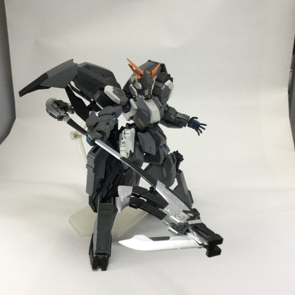 打撃や斬撃で相手のナノラミネートアーマーを剥がし・・・