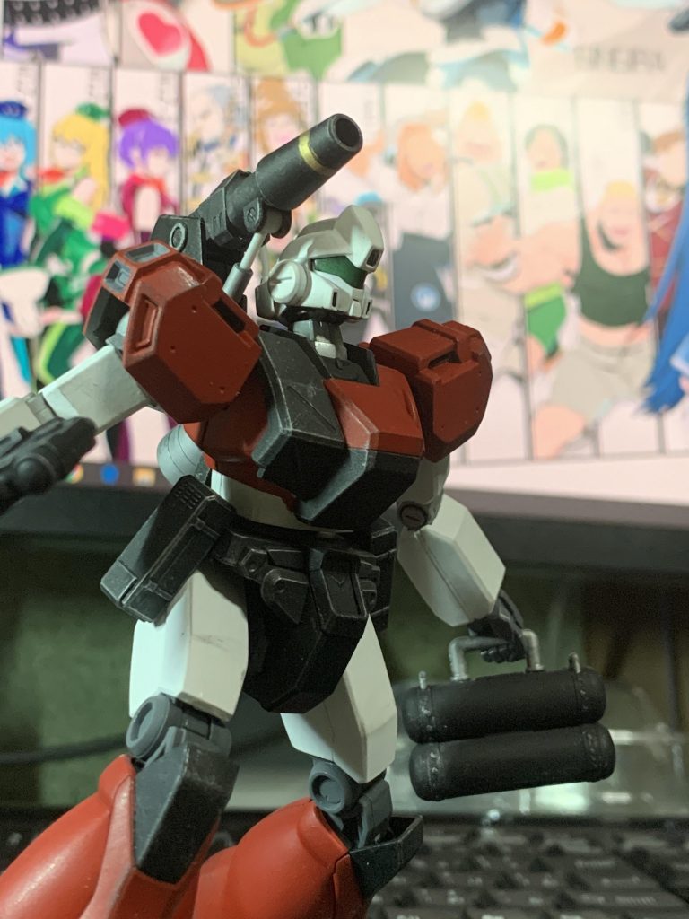 肩部240mmロケット砲。
拡散弾、榴弾、焼夷弾、硬芯徹甲弾等多くの弾種を使用出来る。
万能!