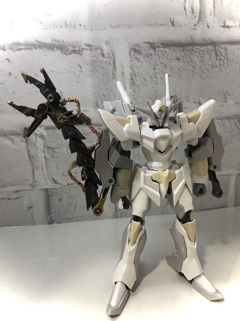 まだリバーシブルガンダムっぽい段階、左右のアームは繋げて一本にしています!