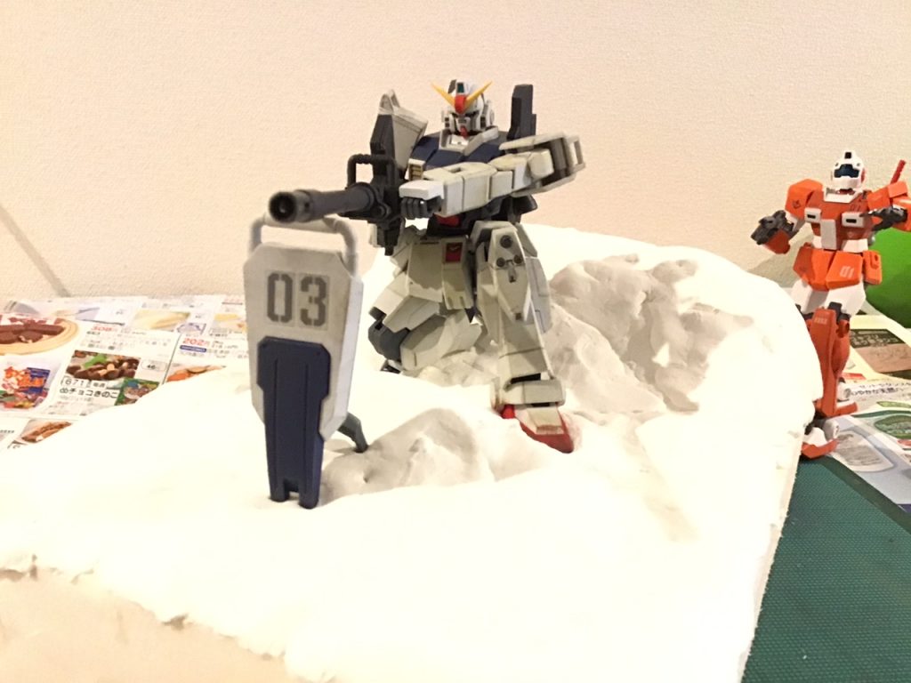 製作工程
下地ができて、ガンプラ の位置決めをしています…
ライトアーマー君　「何やってんだろ…」