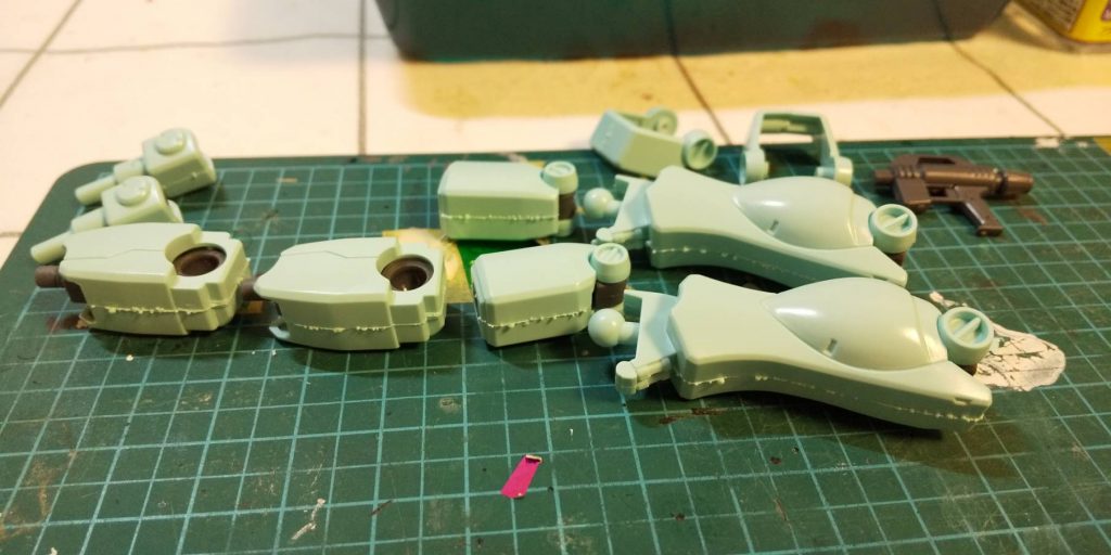 合わせ目消し中。シンプルな構造で後ハメの事悩まずに組めます。スネの辺りはプラ板でディテールアップしてみました。
最後まで閲覧ありがとうございました!