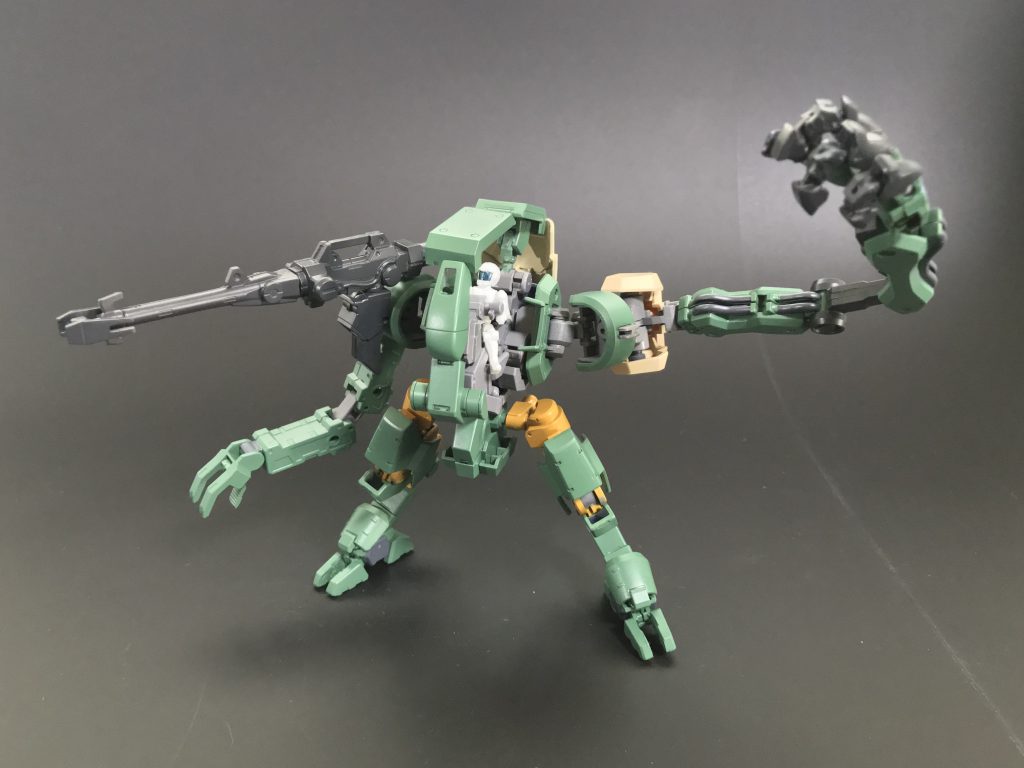 ゼルトザームの腕を伸ばすとここまで伸びます