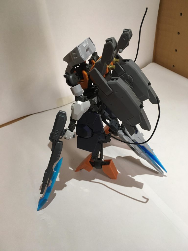 なおこの形態時は背部のセンサーポッドを尾のように展開することで姿勢制御のスタビライザーとして使用する。