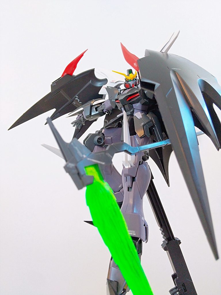以上、ガンダムデスサイズヘル EWでした。このようにアクティブクロークを半分閉じて飾るとバリ度高いポーズができます笑
とにかく中2心をくすぐる素晴らしいデザインです。