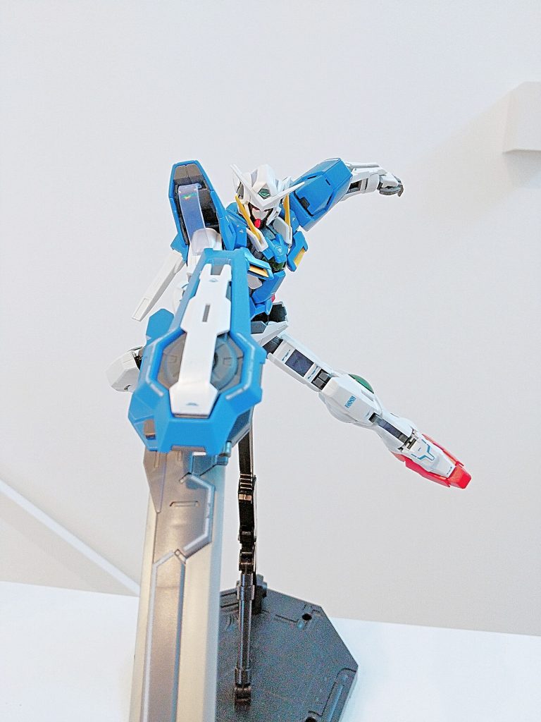 以上、ガンダムエクシアでした。ダブルオーは好きなシリーズですし、エクシアさんのデザインはシンプルながらにシャープさがたまらなくカッコいいです。以前掲載したダブルオークアンタさんも合わせて参考にしてもらえると嬉しいです。ダブルオーライザーも買ってこようかなぁ....笑笑