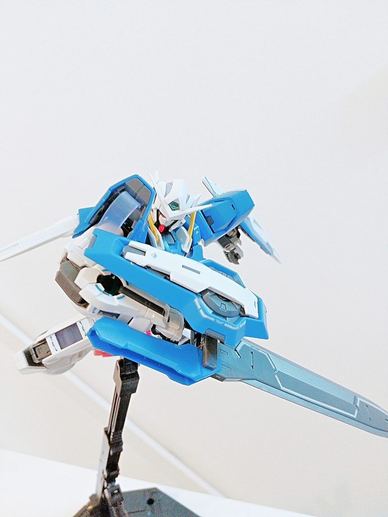 斬りかかってる感じのポージングです。GNソードはディテールが細かくてカッコいいです。