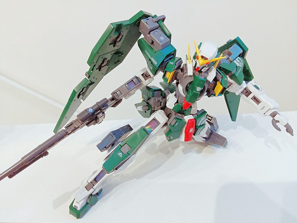 足の稼働は素晴らしいです。また上半身もかなり細かく稼働が入っているので、好きなポーズをすぐに実現できます。