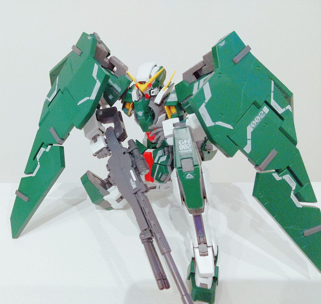 以上、ガンダムデュナメスでした。めちゃくちゃオススメです。間接の保持力、稼動箇所、ともに素晴らしい出来映えのキットです。スナイパーライフル、ビームピストルどちらも映えます。