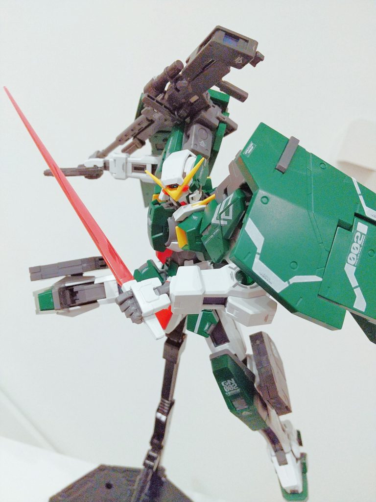 ビームサーベルも2本付属しています。これはこれでカッコいいデュナメスさんです笑