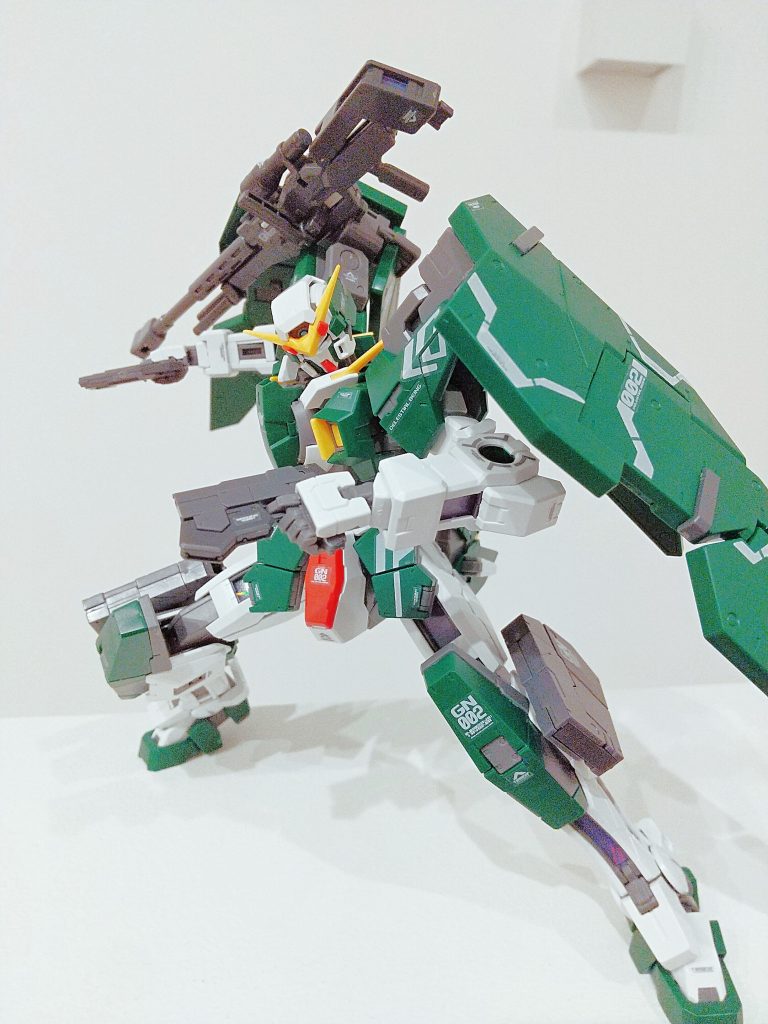 GNビームピストル二刀流。この装備の時のポージングはバシバシ決まります笑