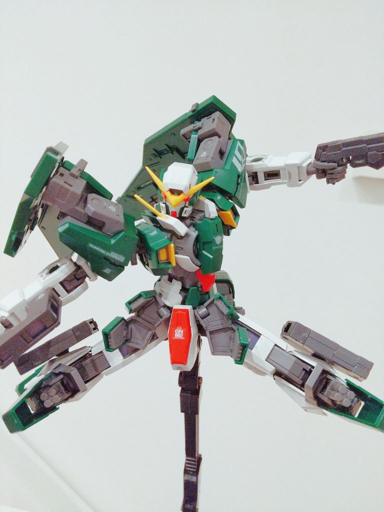 腰部フロントアーマーと両膝のGNミサイルは展開可能です。ただし、色は付いていないので、塗装できるなら塗装した方が見映えは良いですね。