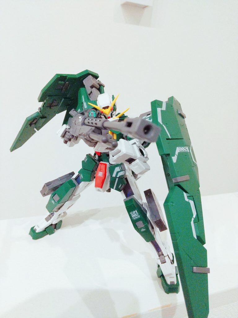 特徴的なGNスナイパーライフル。デュナメスといえばこの装備ですね。肩関節がしっかりしているので、腕が下がってきたりはまったくしません。