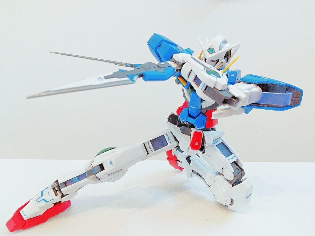 足の稼動と腰の横稼動は古めのキットながらけっこう動きます。この体制でも自立できます。