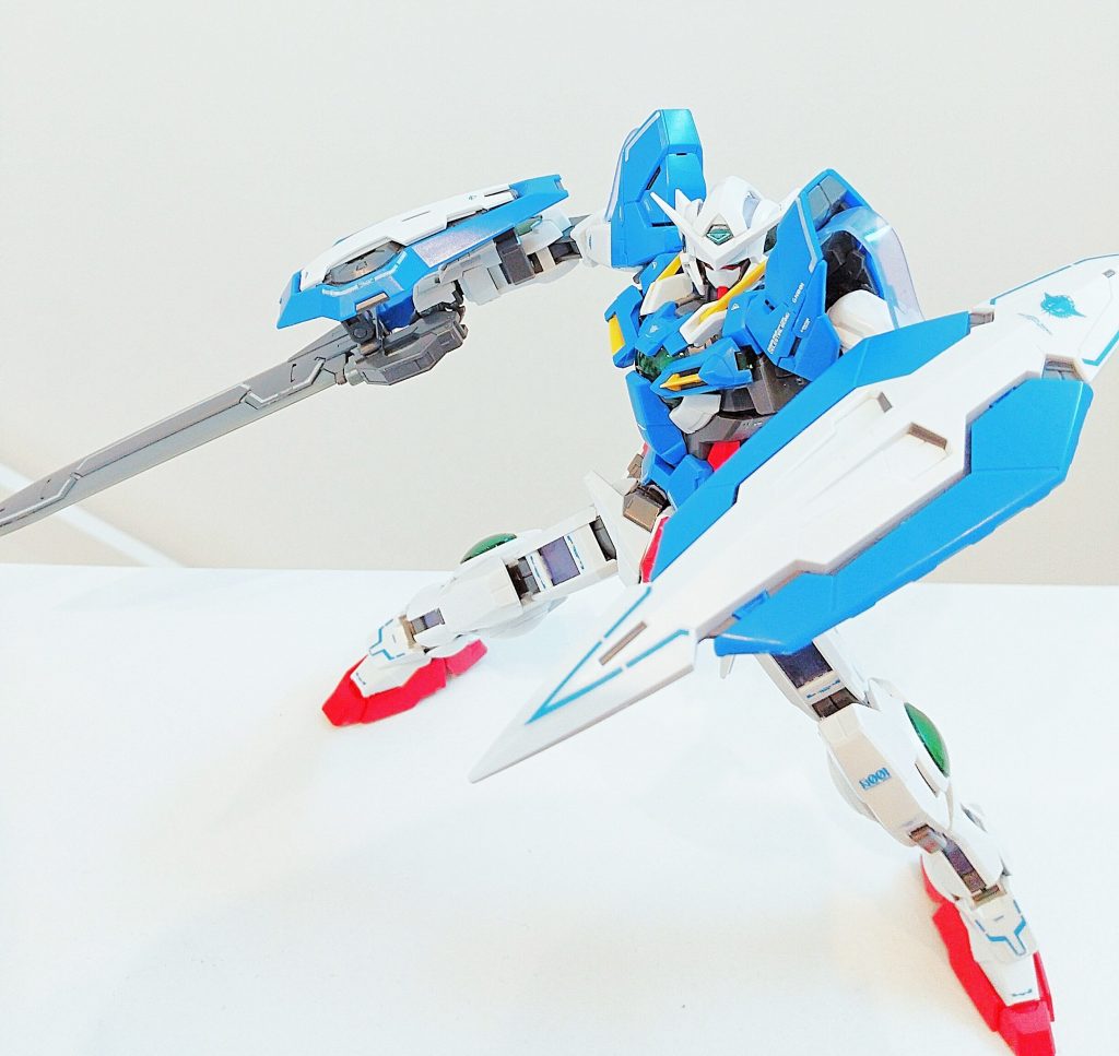 まずはお馴染みのGNソードとシールドです。GNソードは大ボリュームですが、指以外にも腕に固定箇所があるので、保持は問題ありません。