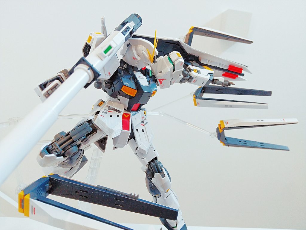 以上、ニューガンダムでした。今回はめちゃくちゃカッコ良いですが、フィンファンネルを背中に取り付けるとかなり外れやすいこと、逆にフィンフィンネルのスタンド設置はジョイント部分がかなり固いことが大きなネックに感じました。ただ、過去最高のキットとよく目にしますが、その言葉に負けない作りの深さを感じます。