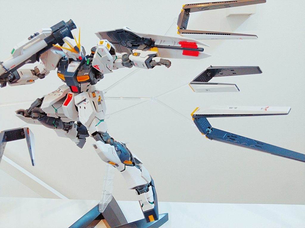 バズーカを持ちながらフィンファンネルを飛ばし、シールドのミサイルを構えてるというもうやりたい放題のポージングです。