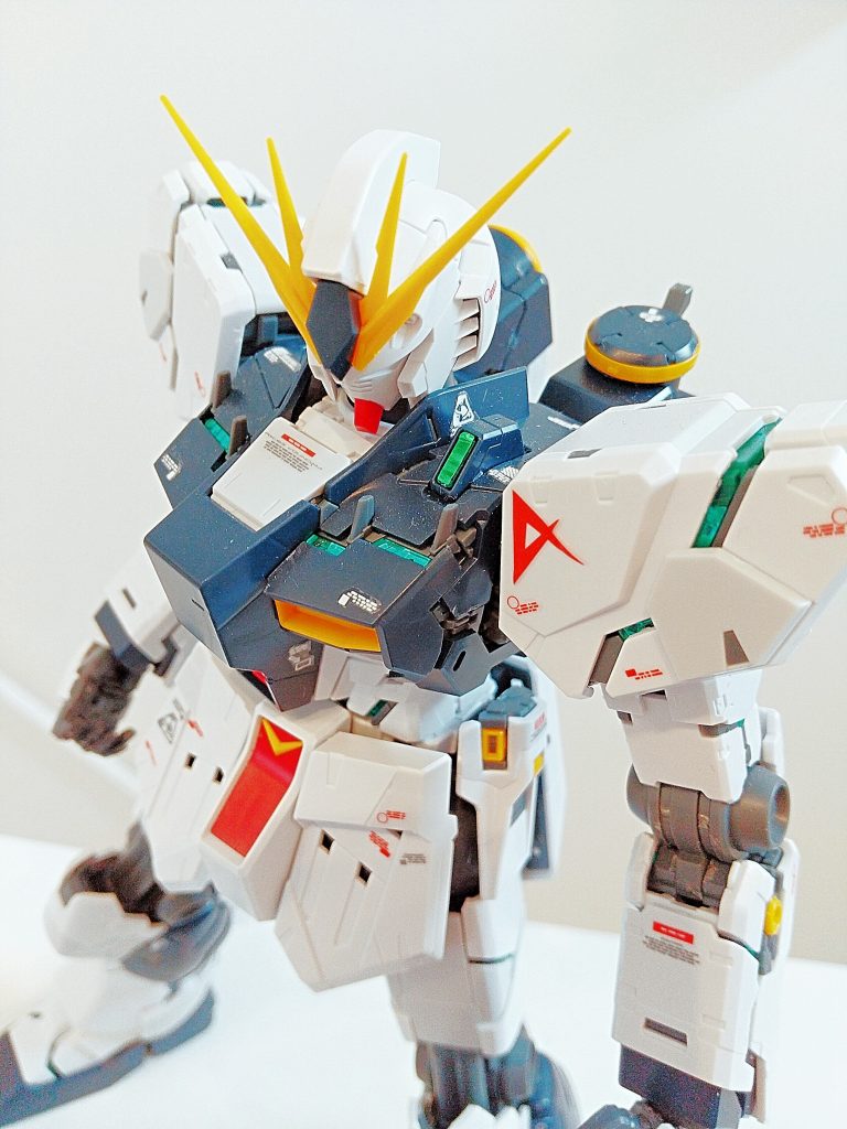 このキットにはサイコフレームギミックが追加されており、肩、胸部、腰、腕などサイコフレーム(緑色のクリアパーツ)が引き出すことができます。このギミックが超カッコ良いです笑