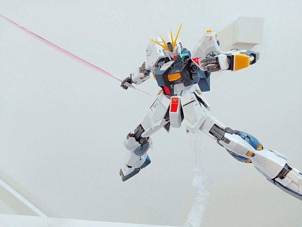 専用ビームサーベルは両刃です。クリアパーツは他のキットに比べて色が薄く感じました。