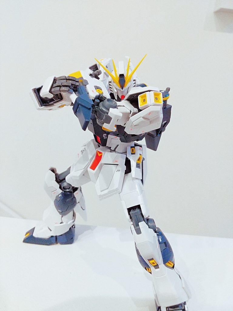 発売時期にしては稼動範囲が広いので、このように左腕のビームサーベルを右腕で掴んでるようなポージングも可能です。