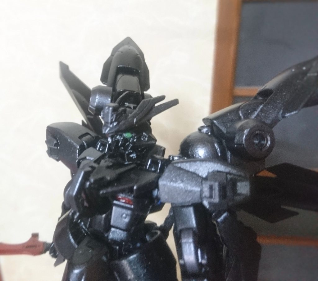 V2ガンダムをベースにした、操兵ワールドの機体になります。
黒とガンメタルを基調としたカラーに、色々とパーツを使用して、改造しました。
