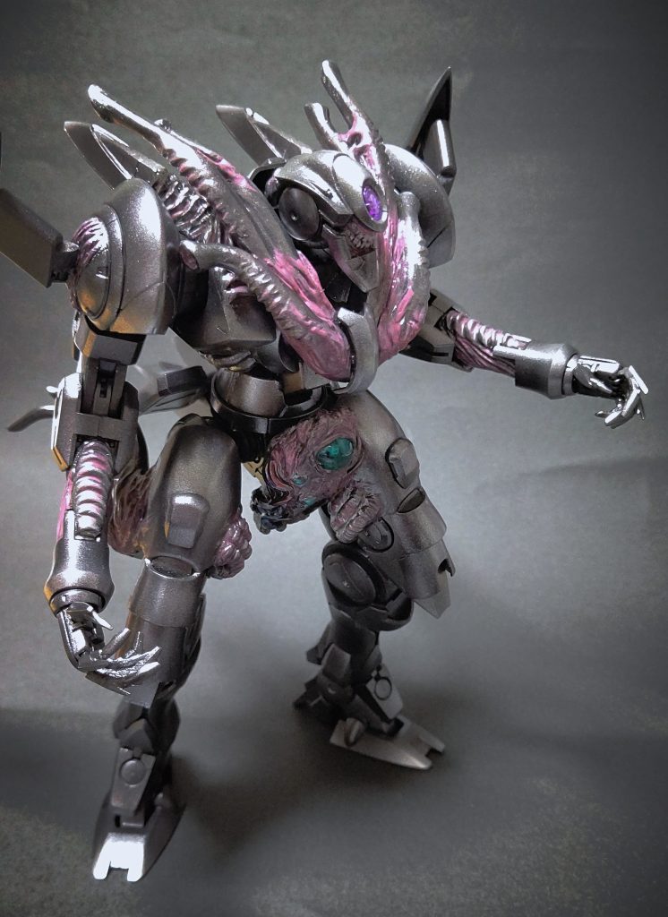 鋭い鉤爪と身体の各部から生えた器官は金属生命体とも言える姿をしている。