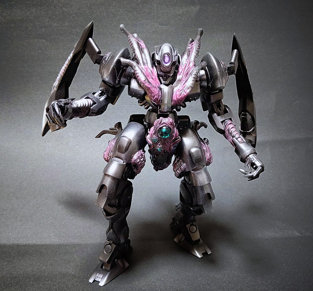 肩部の稼働式バインダーや身体の各部の器官からの噴射により宇宙空間を飛行する。