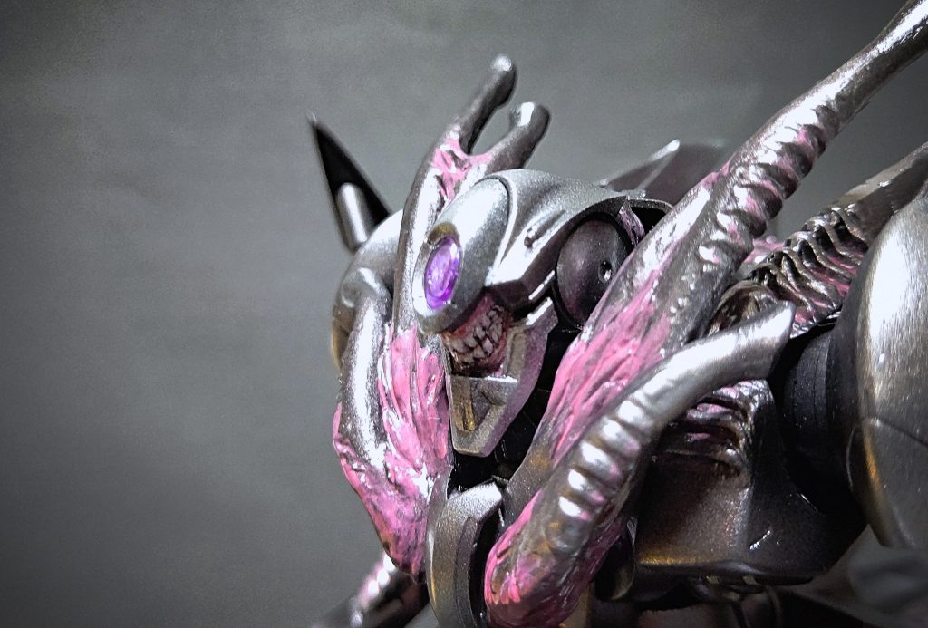 まるで人間のような歯が生えている。取り込んだパイロットから人間を真似たのだろうか?