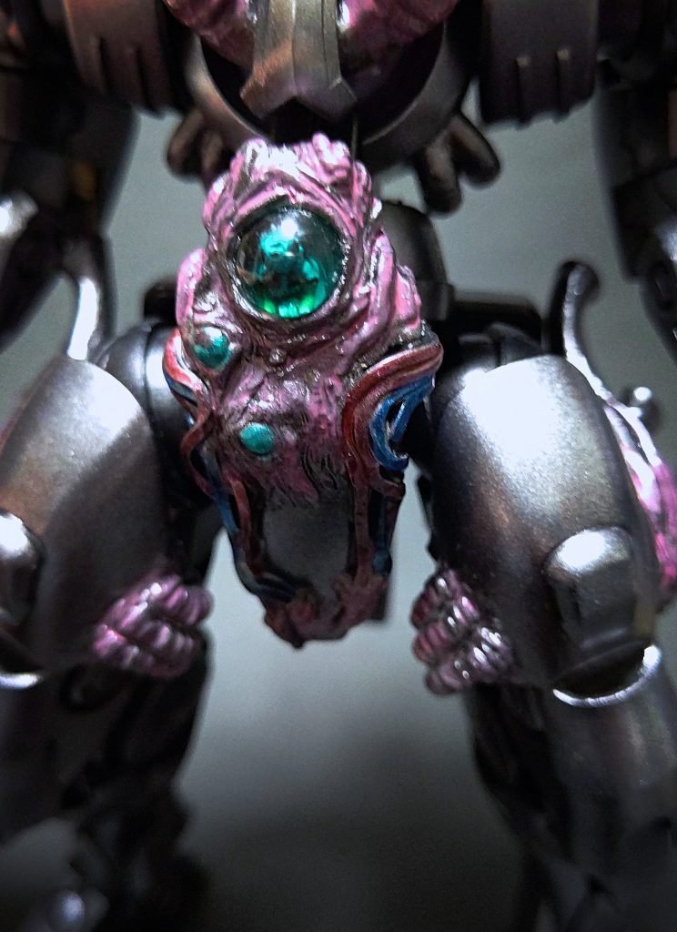 コクピットは完全に取り込まれている。培養液に充たされたカプセル内部にパイロットらしき姿が見える。
はたして生きているのだろうか?