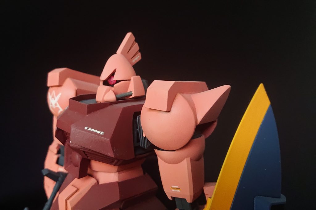 頭部はギャンのパーツをベースにパテを盛り削りだしています。