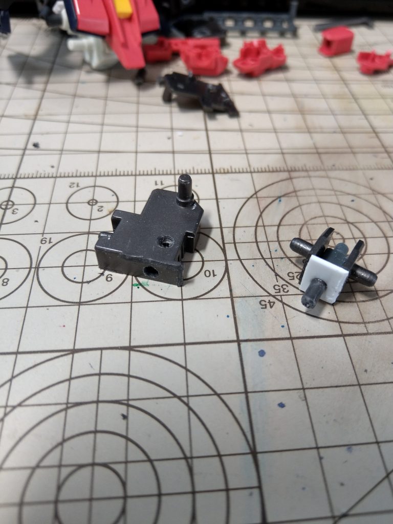 腰の可動域追加工程。追加したい部分で切り離して上に蓋をし3mm棒を接着。サイドスカートのピンはその過程で折れてしまったので切り落として穴をあけ、後に3mm棒を接着しました。