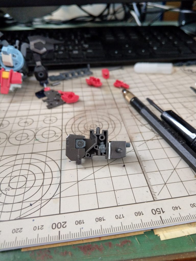 腰可動域追加工程2。PCの入ってる部分元は嵌め込み用の受け(上にある丸と同じもの)があるので綺麗に切り落として、加工したPCを嵌め込み可動域を確認しながら調整。これがくっそ大変でした。
ここでもフロントスカートを下げる為の嵌め込み部分のピンが折れてますが、外れなきゃいいやと何も対策はしてません。