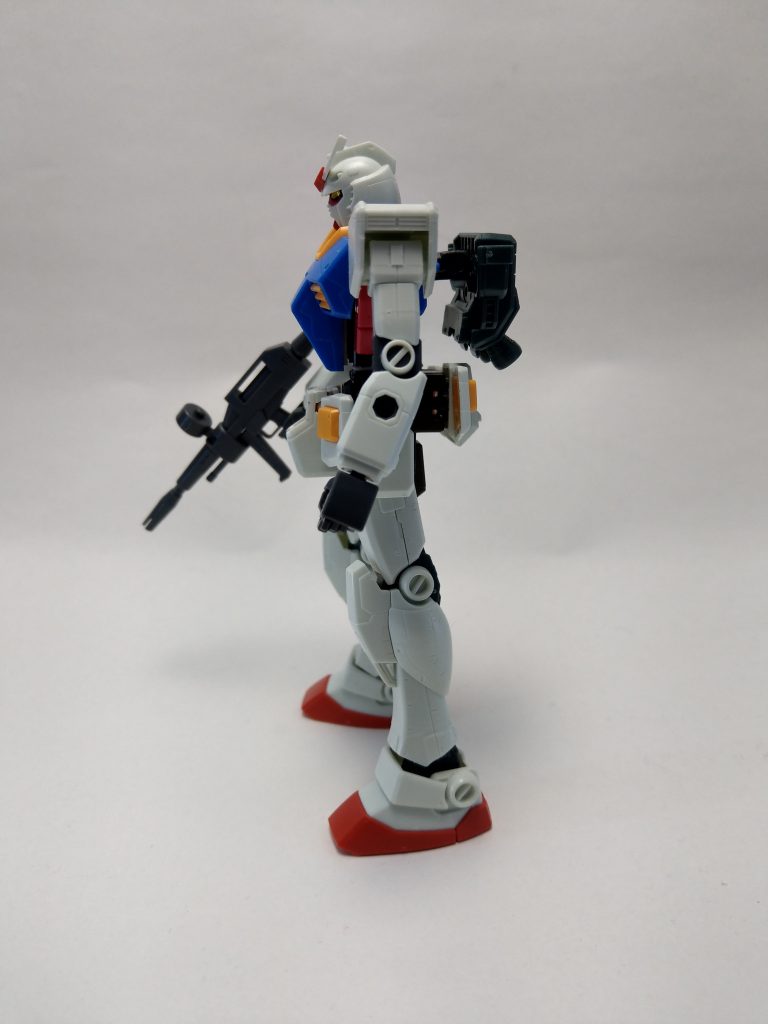 側面。シルエットが不思議な感じだがまぁガンダム?