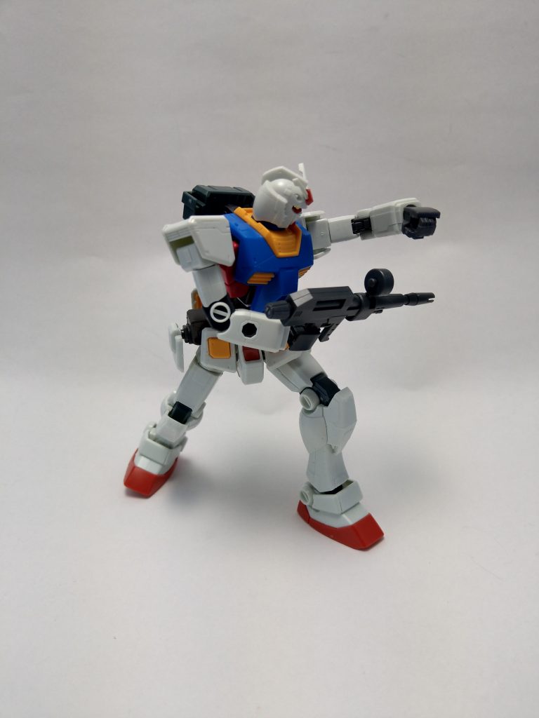 アムロ特有の背面撃ち。これがしたくて、のこぎりまで買って腰に可動域を追加しました。数少ないアムロ情報。