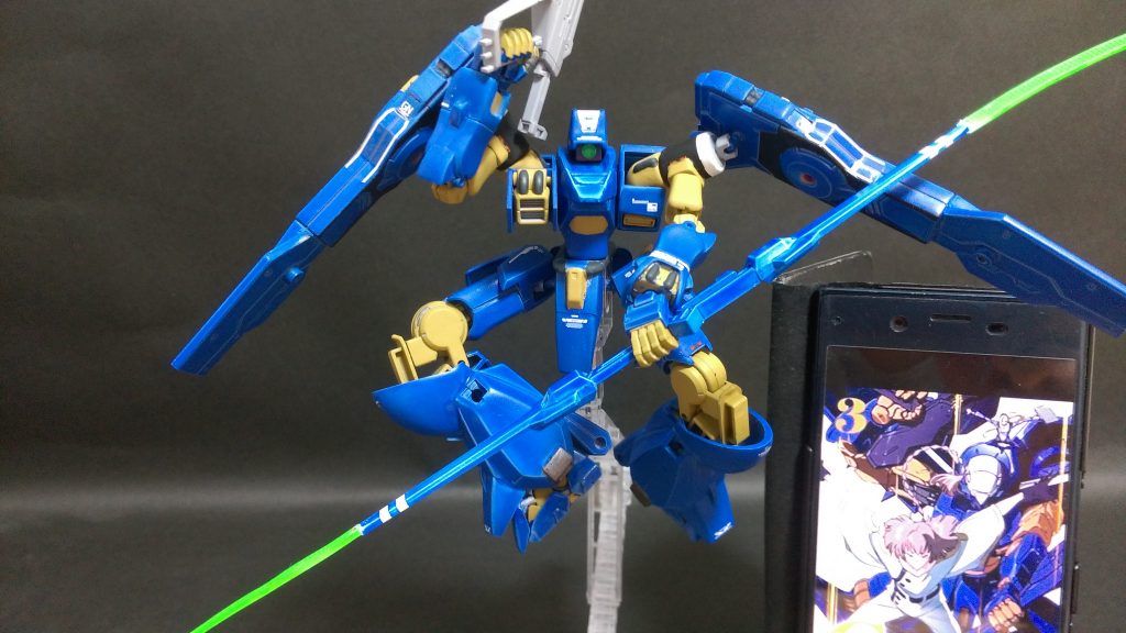 関節が鉄血なのでこんなポーズもできる。
DVD3巻の表紙の謎ポーズ。笑