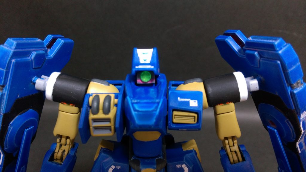 今更フロントアップ。
一番改造感あるとこ
よく見て、ほら。目の下のライン。モンテーロ風よ!!
あと胸部先端もジャンクパーツで鋭角にしましたん!
右胸もセンサーのままだとモンテーロかn...鉄血感がなくなるので謎排気口にしました。