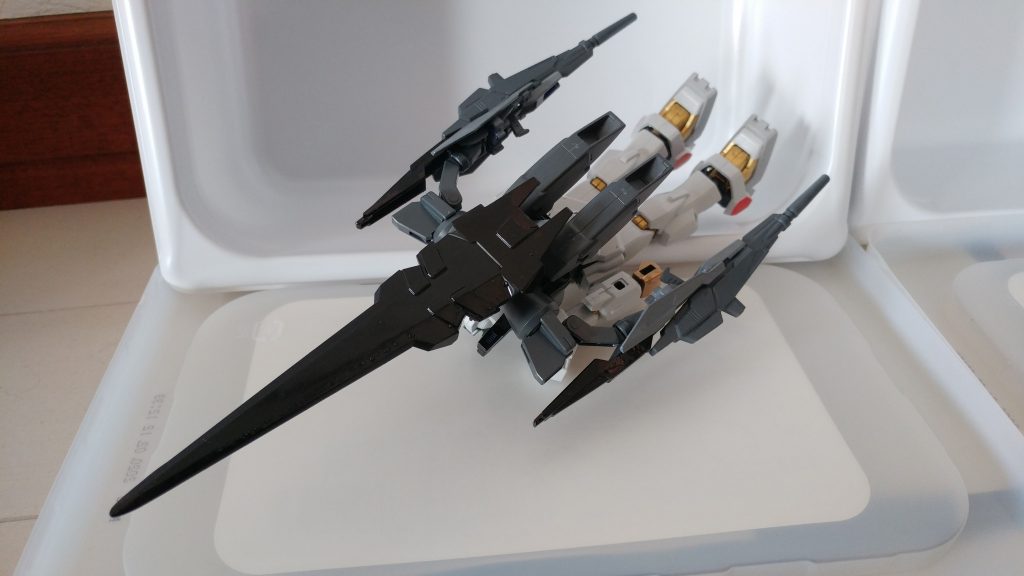本家エルガイムMk-Ⅱ同様に飛行形態にすることができます!
デルタのシールドをキャノピーのようにすることでかなり本家に近くなったと思う気が
ちなみに変形方法はウィングガンダムの変形みたいに下半身を回転させ、シールドの先端が前にくるように接続してます
