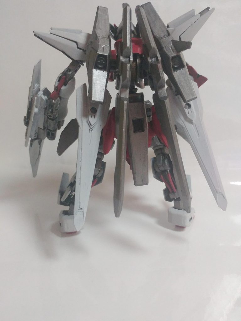 バックショット。背部に二基のブースターユニットとバトルブレイドを装備。腰部にも拡張ユニットを備えています。