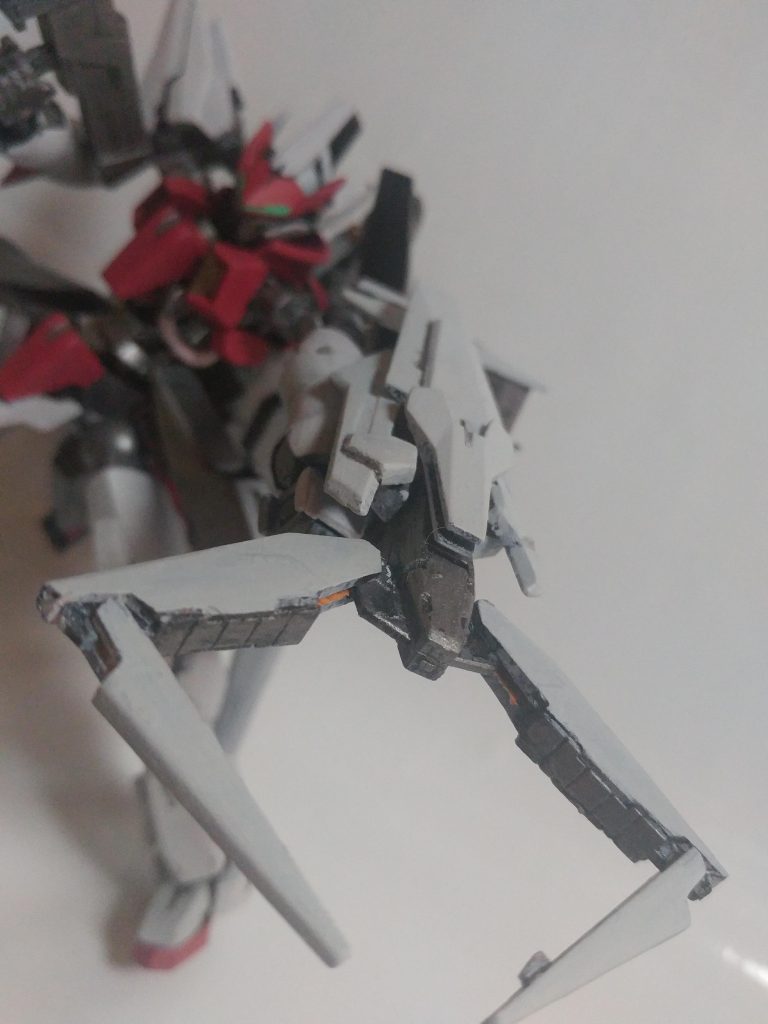 グラップルシールド
大型クローに変形する攻防一体の盾。クローの関節はダインスレイヴの装填機構を転用している。