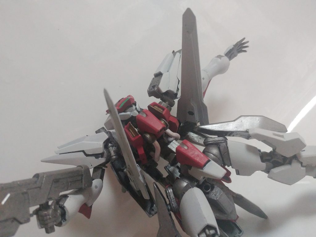 ツインテイルブレード
ワイヤー接続された遠隔操作武器。刀身やワイヤーを対象にぶつけて使用する他、先端に機関砲も備えており、こちらは機体に装着したままでも発射可能。