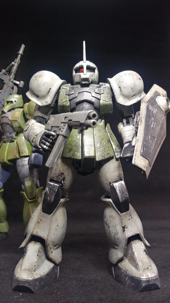 正面スカート部にスジボリ。
本体の合わせ目処理後にサフ。
筆塗り塗装後にウォッシング、ドライブラシ、チッピング、ウェザリングなどで汚し表現を加えました。