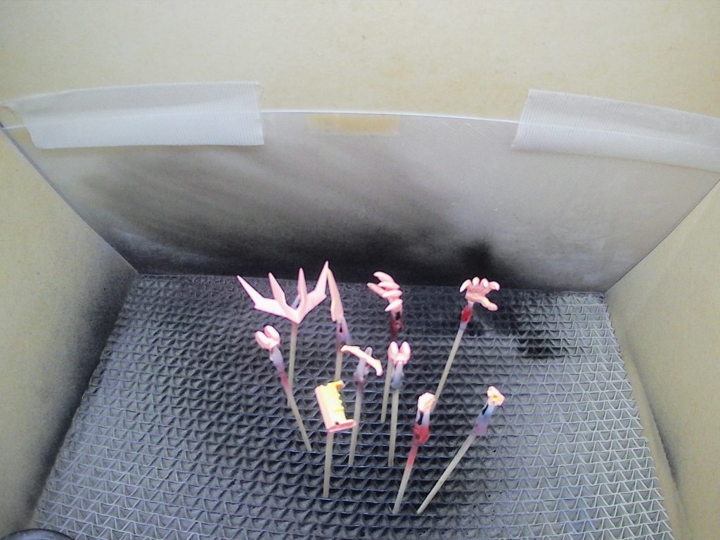 黄色と赤のパーツにはピンクサフを吹いて黄色の発色をよくしています。