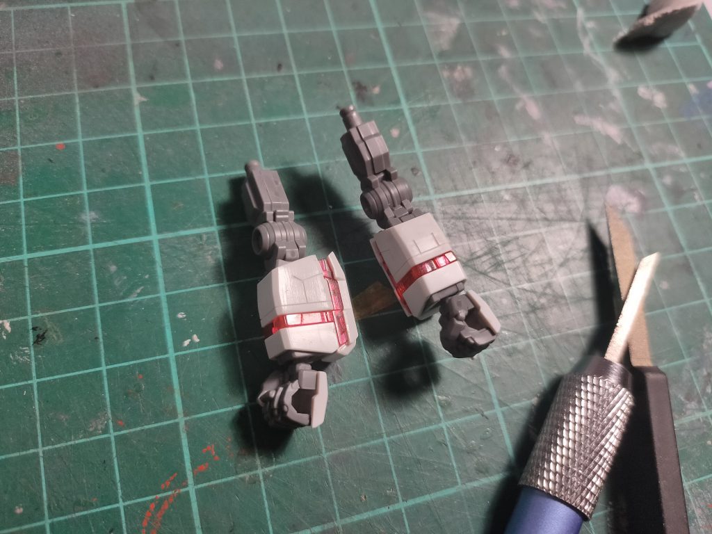Additional panel lines on the forearms