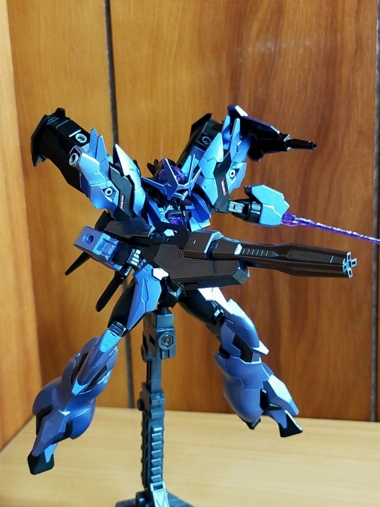 [ポーズ1]



ビームガトリングガンと手刀を用いてアクション　　(左肩にマニファービットが移動してます)