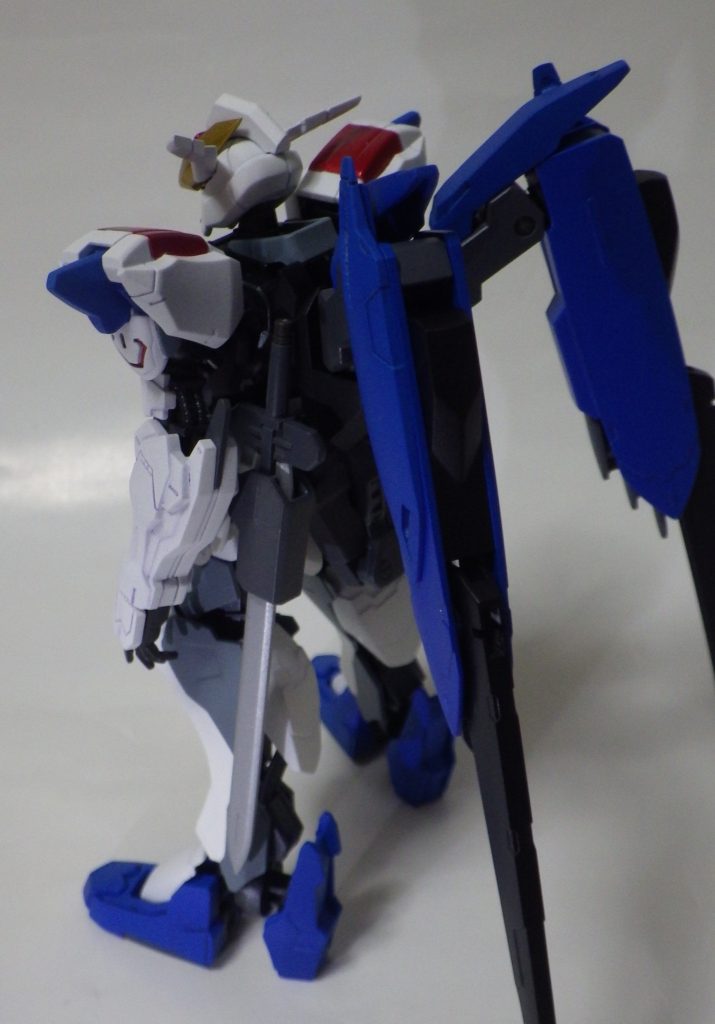 後ろ。剣が邪魔だなあ。