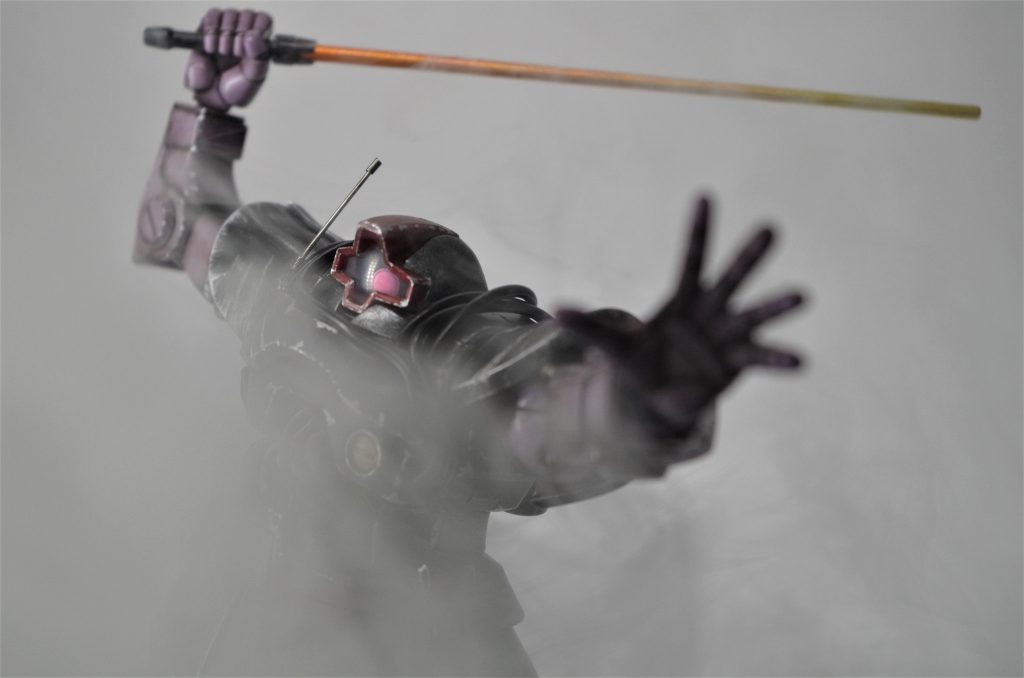 ・モノアイはガンダムマーカーの蛍光ピンクで塗装し、クリアパーツをメラミンスポンジで磨き少し曇らせました。