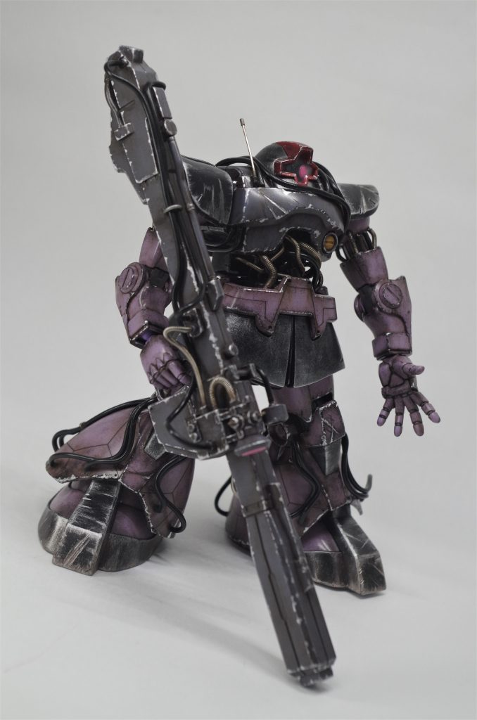 ・成型色の上から全体をウェザリングカラーでウォッシングしてチッピングを施しました。
・また各部パイプやアンテナを取付けメカメカしさを出してみました。
・腕部はパイプを通す為延長しています。