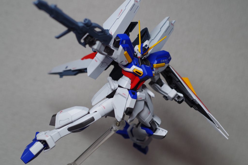 バックパックはライトニングウェポンMk-2の基部だけ使ってます。
ZZのミサイルポッドやブレイズウィザードの連合版みたいな雰囲気になったかなーと思います。
テールの部分だけ上下逆に取りつけて、Zのテールっぽい感じにしてます。